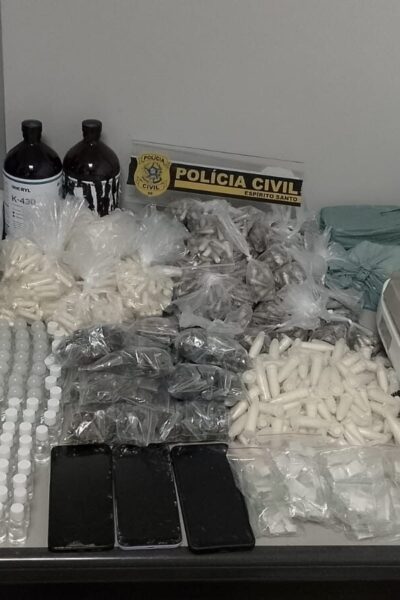 Cariacica: Polícia apreende 9,2 kg de maconha, 2.185 pinos de cocaína, arma e munições em imóvel