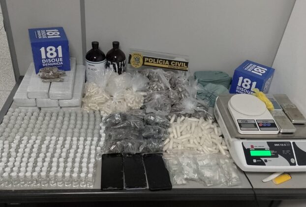 Cariacica: Polícia apreende 9,2 kg de maconha, 2.185 pinos de cocaína, arma e munições em imóvel