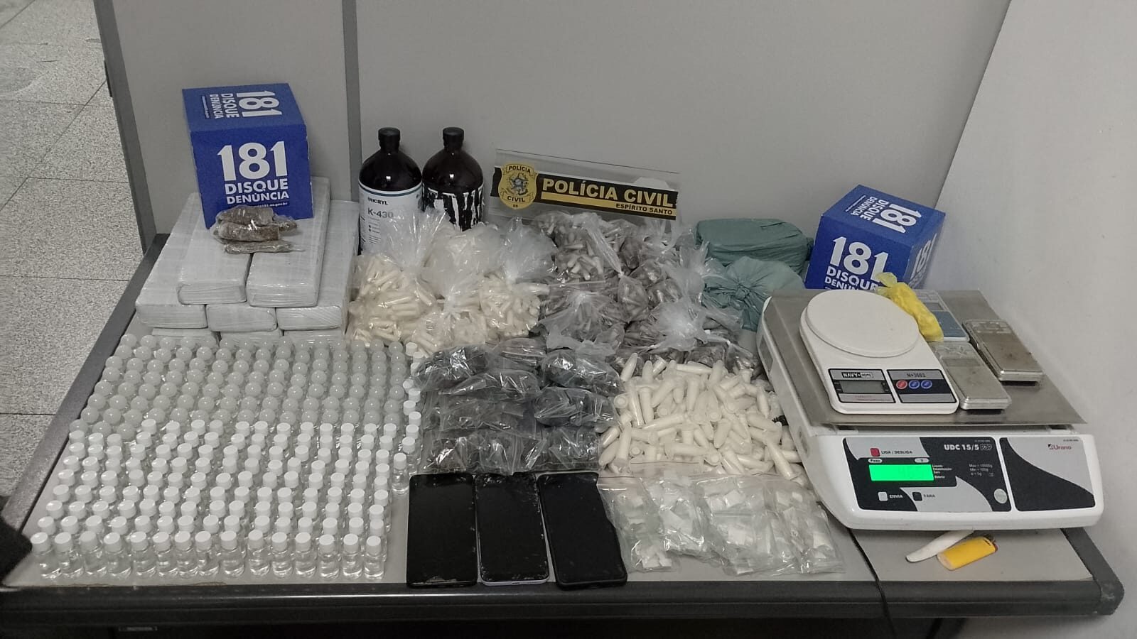 Cariacica: Polícia apreende 9,2 kg de maconha, 2.185 pinos de cocaína, arma e munições em imóvel 1 Cariacica: Polícia apreende 9,2 kg de maconha, 2.185 pinos de cocaína, arma e munições em imóvel