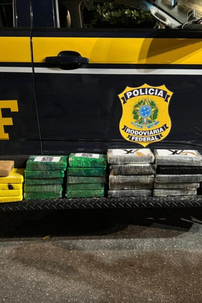 PRF apreende cerca de 30 kg de cocaína em carro na BR-101, em Itapemirim