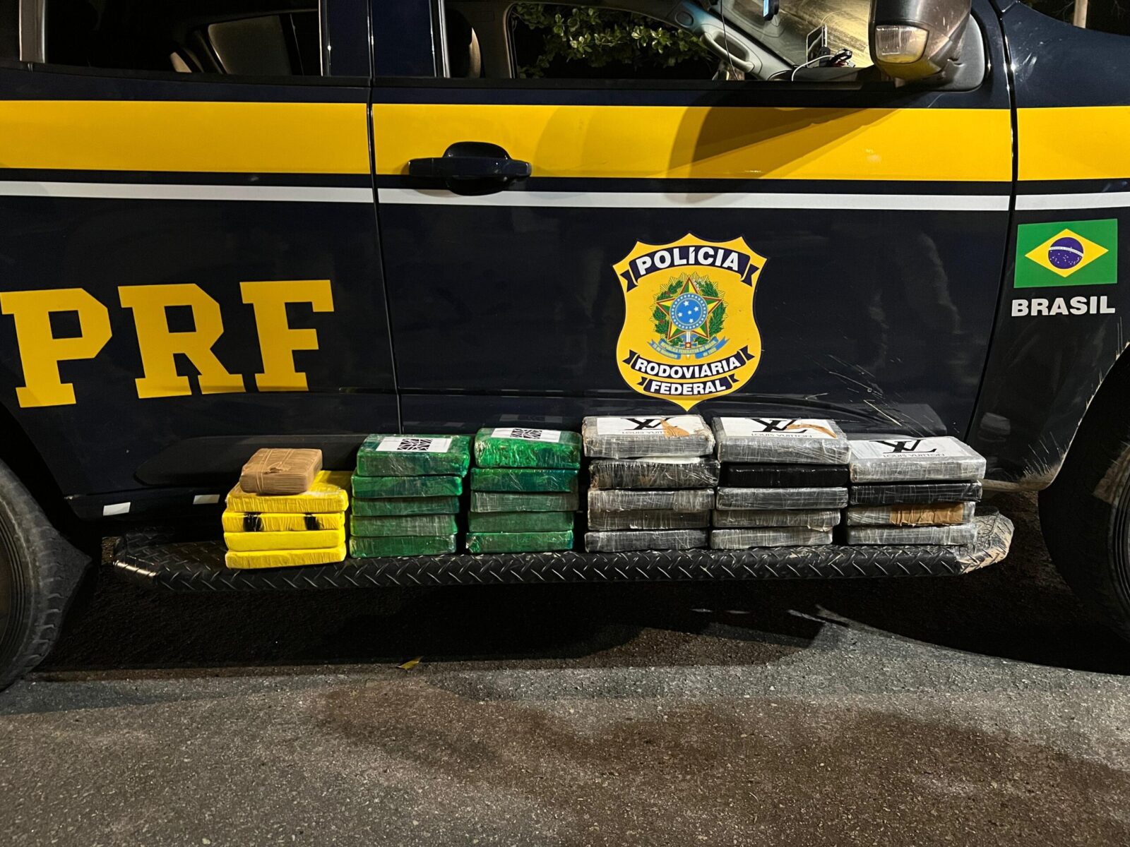 PRF apreende cerca de 30 kg de cocaína em carro na BR-101, em Itapemirim 1 PRF apreende cerca de 30 kg de cocaína em carro na BR-101, em Itapemirim