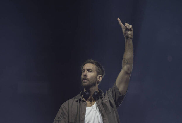 Calvin Harris agita Rock in Rio sob chuva com rave eletrônica
