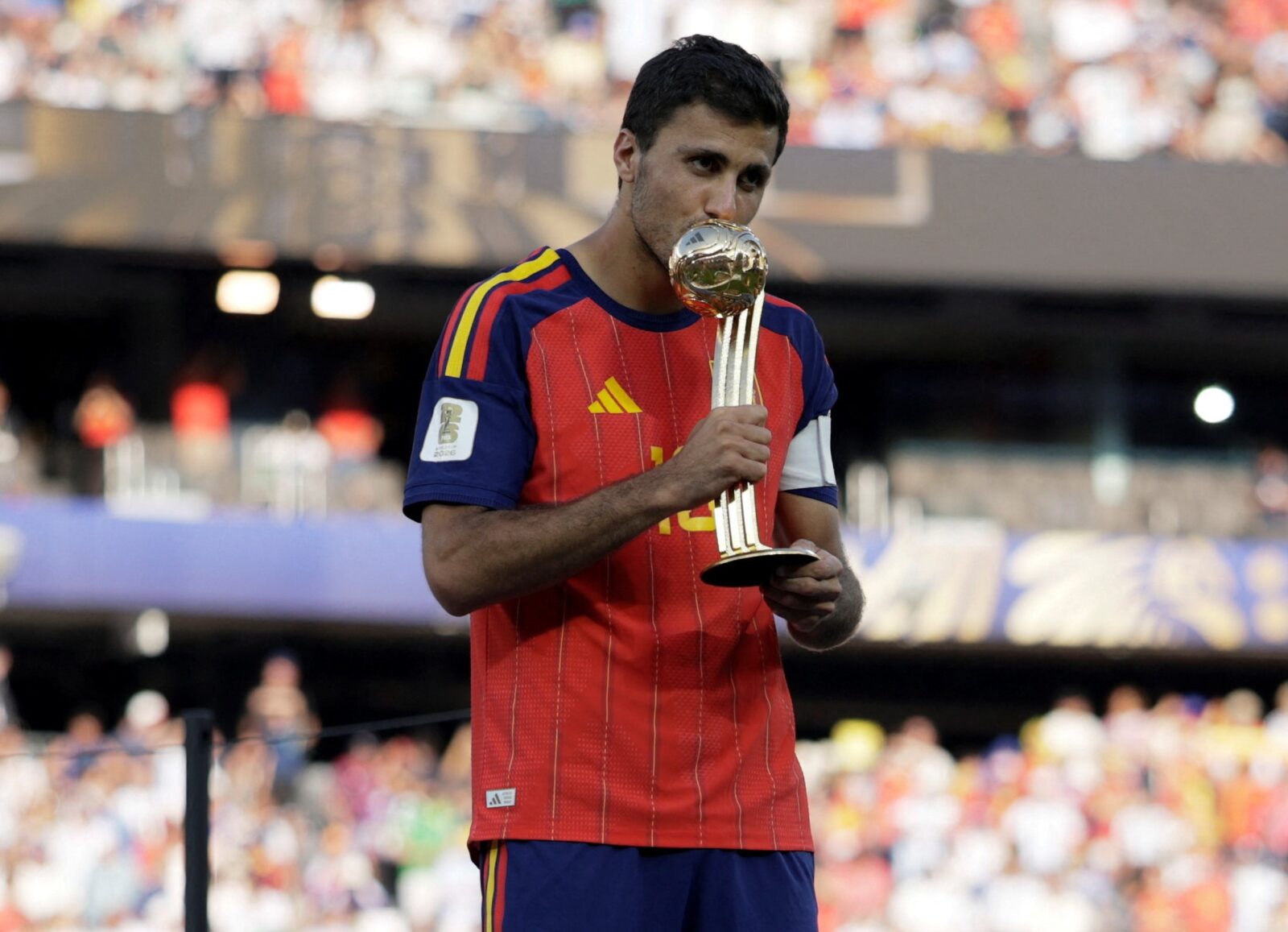 Rodri vai passar por cirurgia nas costas na segunda-feira, anuncia técnico do Manchester City