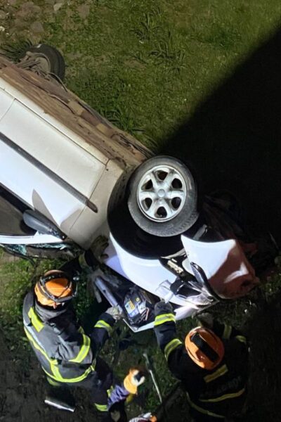 Mulher fica ferida após carro capotar sob viaduto na Avenida Carlos Lindenberg, em Vila Velha