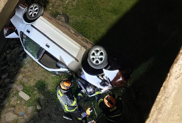 Mulher fica ferida após carro capotar sob viaduto na Avenida Carlos Lindenberg, em Vila Velha
