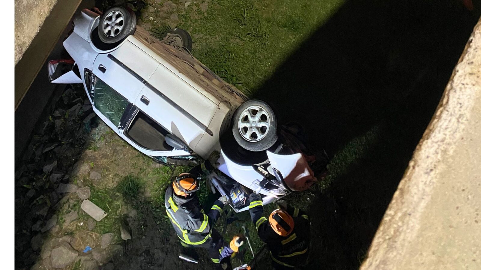 Mulher fica ferida após carro capotar sob viaduto na Avenida Carlos Lindenberg, em Vila Velha 1 Mulher fica ferida após carro capotar sob viaduto na Avenida Carlos Lindenberg, em Vila Velha