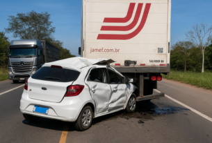 Motorista fica ferido após Ford Ka bater na traseira de caminhão-baú na BR-101 em Linhares