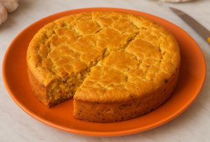 Torta proteica de frango com massa de grão-de-bico — receita fácil e sem farinha de trigo